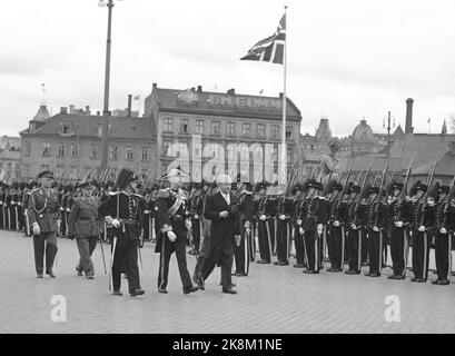 Oslo 19550525. Der isländische Präsident zu einem offiziellen Besuch in Norwegen. Präsident Asgeir Asgeirson kommt zusammen mit Frau Asgeirson am Rathausplatz in Oslo Brygge an und wird von König Haakon und Kronprinz Olav getroffen. Hier inspizieren der König und der Präsident die Ehrengesellschaft der Gardisten. Foto: Jan Nordby NTB / NTB Stockfoto