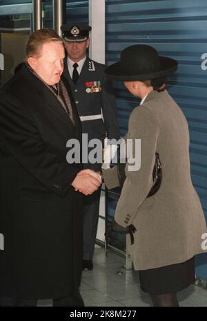 Oslo 199410: Finnischer Staatsbesuch in Norwegen. Präsident Martti Ahtisaari und Frau Eeva bei einem offiziellen Besuch in Norwegen. Der Staatsbesuch wurde zum Teil nach Oslo und zum Teil nach Tromsø aufgenommen. Das Bild: Prinzessin Märtha Louise ist am Flughafen Oslo Fornebu anwesend, um das Präsidentenpaar willkommen zu heißen. Foto: Aleksander Nordahl Stockfoto