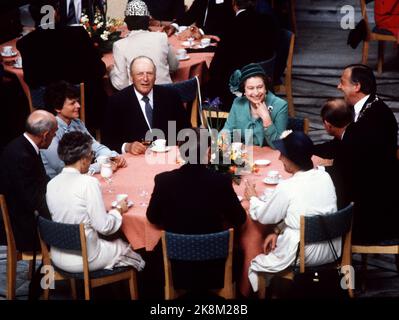 Oslo 19810506. Königin Elizabeth in Norwegen mit ihrem Mann Prinz Philip. Hier vom Mittagessen der Stadt Oslo im Rathaus von Oslo. Königin Elizabeth und König Olav, Gutturm Hansen mit Ehefrau, Premierminister Gro Harlem Brundtland mit Ehemann und Osloer Bürgermeister Albert Nordengen. Lächelnd. Foto: Erik Thorberg / NTB / NTB Stockfoto