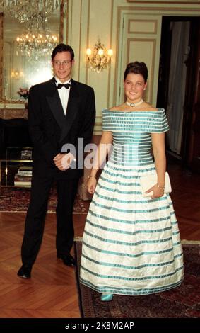 Paris 19940923. Königin Sonja, Kronprinz Haakon und Prinzessin Märtha Louise in Paris anlässlich von Hochzeiten in der Familie Duch von Luxemburg. Das Bild: Die norwegische Botschaft veranstaltet ein Galadiner für die norwegische Königsfamilie (NB: König Harald war nicht enthalten) im Zusammenhang mit ihrem Frankreichsein. Hier Kronprinz Haakon und Prinzessin Märtha Louise. Die Prinzessin im Galle Kleid in weiß mit leuchtend blauen Streifen. Foto: Lise Åserud / Pool / NTB Stockfoto