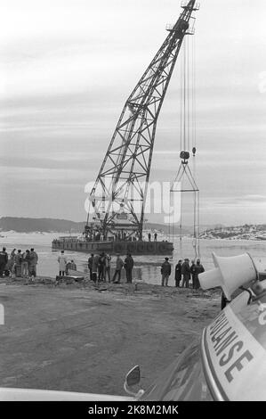 Bærum, Fornebu 10. Februar 1973. Anhebung des SAS-Flugzeugs „Reidar Viking“, das am 30. Januar 1970 am Flughafen Fornebu versagte. Es sind keine Menschen gestorben. Hier ist ein Kran, mit dem das Flugzeug angehoben wird. Foto; Aktuell / NTB Stockfoto