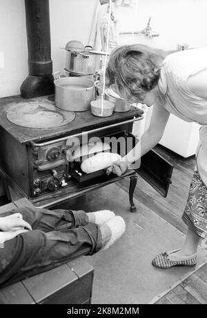 Finse, Slirå, 29. August 1959. Die Familie Runnke rund um Finse. Hier sieht die kleine Lise, wie Mutter Karin Brot in den Ofen steckt. Foto; Sverre A. Børretzen / Aktuell / NTB Stockfoto