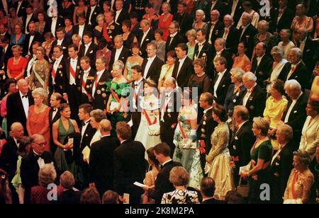 Trondheim 19970621. König Harald und Königin Sonja werden 60 Jahre alt und feiern das 60.-jährige Bestehen von Trondheim mit einer Reihe königlicher Gäste. Das Bild wurde während einer Party-Performance in der Olav Hall aufgenommen. Das königliche Paar und die Gäste stehen, während das königliche Lied gesungen wird. NTB Foto: Gorm Kallestad / Pool / NTB Stockfoto