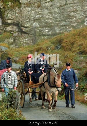 Westnorwegen, 199308: Silberkreuzfahrt. Ausflug nach Westland. Das norwegische Königspaar, Königin Sonja und König Harald, organisieren anlässlich ihrer Silberhochzeit Kreuzfahrten in Westnorwegen. Bild: Stryn. Das silberne Brauenpaar auf dem Weg nach Briksdalsbreen mit Pferd und Wagen in herrlicher Sonne. Foto: Lise Åserud / Bjørn Sigurdsøn Stockfoto