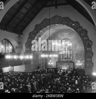 Ålesund 19480413: 100.-jähriges Jubiläum der Stadt Ålesund. Das Jubiläum wurde in vielerlei Hinsicht gefeiert. Hier aus dem Gottesdienst der Kirche von Ålesund. Foto: Current / NTB Stockfoto