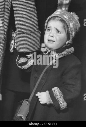 Oslo 195412 - Kinder treffen den Weihnachtsmann. Kleines Mädchen sieht erschrocken auf dem Weihnachtsmann. Angst bekommen. Hält die Mutter in der Hand. Foto: Aage Storløkken / Aktuell / NTB Stockfoto