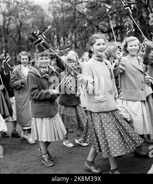 Oslo 19570517 May 17 die Feier in Oslo wurde zu einem ziemlich coolen Erlebnis, aber das dämpfte die Feierlichkeiten nicht. Hier glückliche Kinder mit Fahnen am 17. Mai Zug. Foto: NTB / NTB Stockfoto