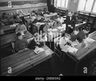 Oslo 19560317 Dozent an der Schule und mehr Freizeit. Jungen von der Lilleborg-Schule in Oslo machen Hausaufgaben im Klassenzimmer. Lehrer Karl Hovden in der Mitte. Foto: Current / NTB Stockfoto