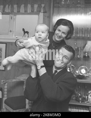 Nøtterøy 19641205. Skater Fred Anton Maier (26 Jahre) fotografiert in seinem Haus mit Frau Kari und Sohn Svend Anton. Maier steht für Tønsberg Kurve und ist 1,92 hoch ist unsere größte Skating-Hoffnung, nachdem sich das 'Coupé' gestellt hat. Foto: Ivar Aaserud NTB / Current Stockfoto