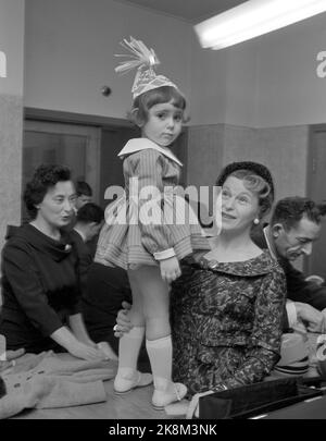 Oslo 19601128 Chanukka dauert bis Ostern. Die Chanukka-Partei hat - die jüdische Lichtpartei begonnen. Acht Tage lang halten die Juden die letzten. Von der Feier in der Synagoge in der mosaischen Religionsgemeinschaft in Oslo. Die diesjährige große Veranstaltung ist die Kinderparty, die einmal während Chanukka stattfindet. Es weckt Papierhüte, Softdrinks, Kuchen und große Tüten Süßigkeiten. Hier Miriam Pintzow mit der kleinen Helen. Foto: Sverre A. Børretzen / Aktuell / NTB Stockfoto