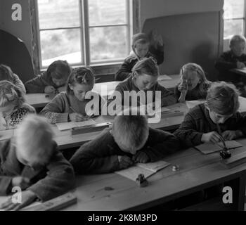 Karasjok Sept. 1946 Alltag in Nordnorwegen nach dem Zweiten Weltkrieg Kinder, die in einem Schulzimmer unterrichtet werden. Der Platz an den provisorischen Schultischen ist eng. Foto: NTB / NTB Stockfoto