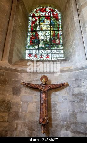 Innenraum der Romsey Abbey, einer normannischen Kirche in Romsey, Hampshire, England, Großbritannien. St. George's Chapel und Christus Rex Skulptur Stockfoto