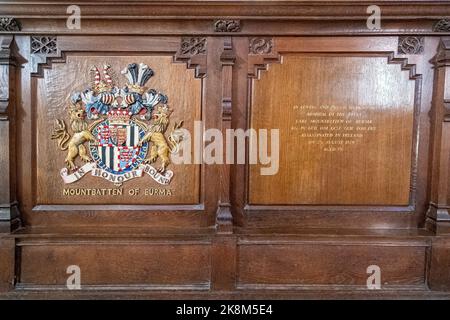 Innenraum der Romsey Abbey, einer normannischen Kirche in Romsey, Hampshire, England, Großbritannien. Die Broadlands Pew, die von Lord Mountbatten verwendet wird Stockfoto