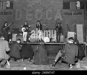 Oslo 19650624 die Popgruppe The Rolling Stones veranstaltet ein Konzert in der Messehalle in Sjølyst. Eifrige Pressefotografen im Vordergrund. Z. B. Bill Wyman (Bass), Brian Jones (Gitarre), Mick Jagger (Gesang), Charlie Watts (Schlagzeug) und Keith Richards (Gitarre). Foto: Henrik Laurvik / NTB (weitere Texte folgen) Stockfoto