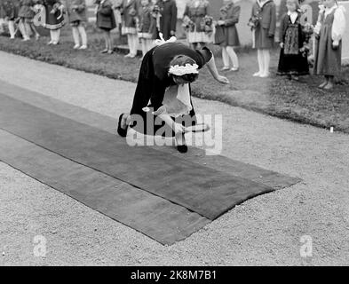 Asker 19530515. Am Hochzeitstag von Prinzessin Ragnhild und Reeder Erling Lorentzen gab es ein großes Volksfest, als sie in der Asker Kirche heirateten. Hier sehen wir, wie die schönen roten Teppiche mit der Kehrbürste eine extra gründliche Überholung bekommen. Foto: SV. A. Børretzen / Strom Stockfoto