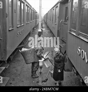 Oslo 1960: 1960 hatte NSB 3212 Betten in ihren Schlafwagen, und sie wurden immer beliebter. Jeden Tag zog eine Armee von Reinigungskräften ein, um die Bettwäsche in der Gegend von NSB in Lodalen zu waschen, zu reinigen und zu wechseln. Foto: Ivar Aaserud / Aktuell / NTB Stockfoto