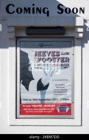 In Kürze wird das Plakat Jeeves und Wooster in perfektem Unsinn im Paza Theater in Romsey, Hampshire, England, Großbritannien, werben Stockfoto