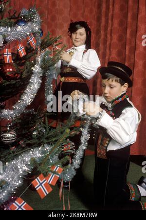 Asker 1981-12: Weihnachtsvorbereitungen bei Skaugum. Die Kronprinzenfamilie bereitet Weihnachten in ihrem Haus am 1981. Dezember vor. Prinzessin Märtha Louise und Prinz Haakon Magnus schmücken den Weihnachtsbaum zusammen. Foto: Bjørn Sigurdsøn / NTB / NTB Stockfoto