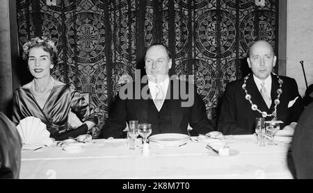 Oslo 196002. Königin Ingrid und König Frederik von Dänemark bei einem offiziellen Besuch in Norwegen. Hier Königin Ingrid und König Olav beim städtischen Mittagessen im Rathaus von Oslo zusammen mit dem Bürgermeister Brynjulf ​​Bull (t.h.). Foto: NTB Archive / NTB Stockfoto