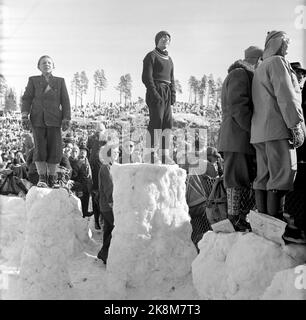 Holmenkollen, Oslo 19500318. Springen in Holmenkollbakken. Der Wind wehte das gesamte Holmenkollrennet weg, aber nach drei Stunden Verschiebung beruhigte er sich. 90.000 Zuschauer waren auf den Tribünen und in Sletta anwesend. Die Jungen den Teich hinunter kannten den Rat. Sie bauten große Geschäfte mit Schnee, kletterten auf sie und bekamen einen tollen Blick auf die Ereignisse. Der freie Stapel ist im Hintergrund zu sehen. Foto: Sverre A. Børretzen / Aktuell / NTB Stockfoto