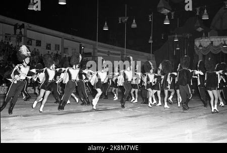 Oslo 19530821 Art Runner Sonja Henie in Oslo mit ihrer großen Eisschau. Hier zählt das Ballett in einer der großen Ausrüstungsgegenstände während der Eröffnungsshow im Jordal Amfi. Das Ballett zeigt ein sogenanntes Rad, ein bekannter Publikumsgewinnerin in allen Eisshows. Jordal, (immer noch eine Freiluftstrecke) wurde mitten im Sommer vereist. Die Show hatte 33 Vorstellungen, alle mit vollen Häusern. Foto: Høel / NTB / NTB Stockfoto