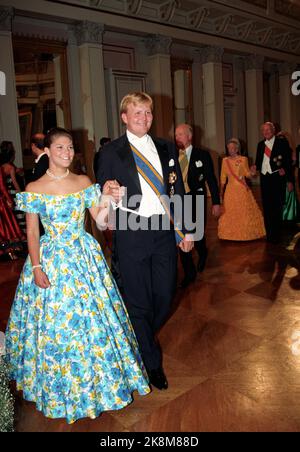 Oslo 199308: Königliche Silberhochzeit. Das norwegische Königspaar, Königin Sonja und König Harald, feiern ihre Silberhochzeit mit einem Galadiner und tanzen im Schloss. Bild: Polonaisen. Zwei Erben: Kronprinzessin Victoria von Schweden und Kronprinz Willem-Alexander von den Niederlanden. Die Kronprinzessin in blau-gelbem floriertem Kleid. Foto: Bjørn Sigurdsøn Stockfoto