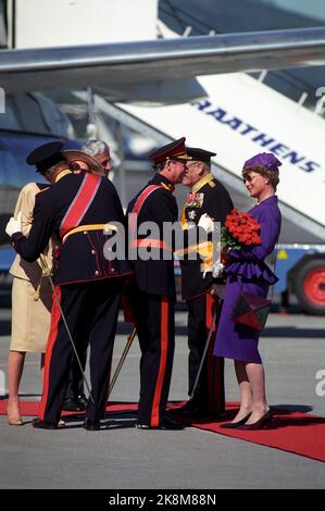 Fornebu 2. Mai 1990. König Olav begrüßt seinen Gast, Großherzog Jean von Luxemburg, in Fornebu. Kronprinz Harald und Prinzessin Sonja sind ebenfalls anwesend. Foto: Bjørn-Owe Holmberg / NTB / NTB Stockfoto