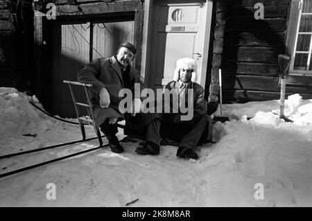Røros März 1968 Aufnahme des Films über Pippi Langstrumpf aus den Büchern von Mastrid Lindgren. Pippi wird von Inger Nilsson gespielt. Hier sind die beiden, die die Schurken im Film spielen, die beiden deutschen Schauspieler Hans Clarin und Paul Esser. Foto: Aage Storløkken / Aktuell / NTB Stockfoto