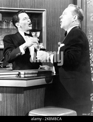 FRANK SINATRA und BING CROSBY spielen gut Did You Evah in DER HIGH SOCIETY 1956 Regisseur CHARLES WALTERS Drehbuch John Patrick aus dem Stück The Philadelphia Story von Philip Barry Musik und Texte Cole Porter Sol C. Siegel Productions / Bing Crosby Productions / Metro Goldwyn Mayer Stockfoto