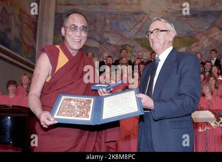 Oslo 198912: Friedensnobelpreis 1989 an den Dalai Lama. Der Nobelpreis im Rathaus von Oslo. Das Bild: Der Dalai Lama erhält das Nobelmedaillon und das Diplom des Vorsitzenden des Nobelkomitees, Egil Aarvik. Foto: Inge Gjellesvik / NTB / NTB Stockfoto