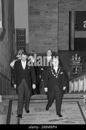 Oslo 196002. Königin Ingrid und König Frederik von Dänemark bei einem offiziellen Besuch in Norwegen. Hier auf einer Führung durch das Rathaus von Oslo zusammen mit dem Bürgermeister Brynjulf ​​Bull (t.h.) König Frederik, Königin Ingrid und König Olav. Foto: NTB Archive / NTB Stockfoto