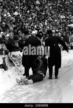 Oslo 19700115 WM auf Schlittschuhe, schnelle Rennen, in Bislett. Wie immer waren einige, die den Alkoholkonsum bei Bislett nicht kontrollieren konnten. Eine betrunkene Person, die den Gleis betreten hatte, wird von der Polizei transportiert. Foto: Aage Storløkken / Aktuell / NTB Stockfoto