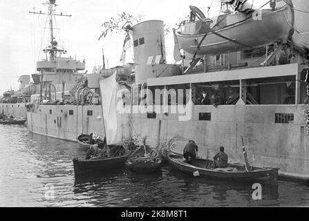 Oslo 19450513. Die Befreiung: Kronprinz Olav wird herzlich willkommen geheißen, als er nach Norwegen zurückkehrt. Er wurde bei seiner Ankunft auf dem Rathausplatz von großen Menschenmengen empfangen. Hier sehen wir sowohl große als auch kleine Boote, die mit Birke/Birke dekoriert sind, um den Kronprinzen zu Hause willkommen zu heißen. NTB-Archivfoto / ntb Stockfoto