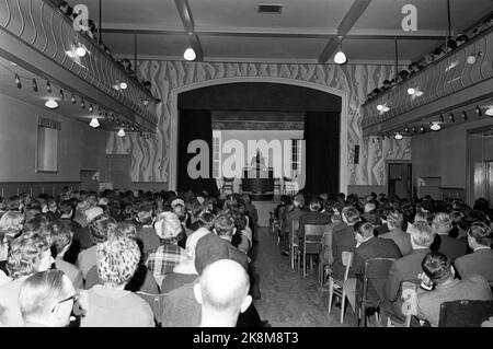 Nykøbing, Dänemark März 1965 - Autor Aksel Sandemose über alte Handlungen in seinem Geburtsort von Nykøbing, oder "Jante", wie er es in seinen Romanen nennt. Hier spricht er für 600 der Einwohner. Foto: Aage Storløkken / Aktuell / NTB Stockfoto