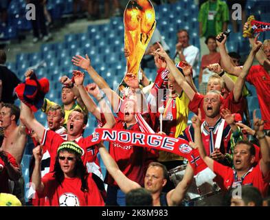 Marseille, Frankreich 19980623. Norwegische Fans jubeln in den Tribünen, nachdem Norwegen während der Fußball-Weltmeisterschaft in Frankreich in Brasilien 2-1 beim Weltcup-Spiel im Velodrome-Stadion in Marseille geschlagen hatte. Foto: Erik Johansen / Scanfoto / NTB Stockfoto