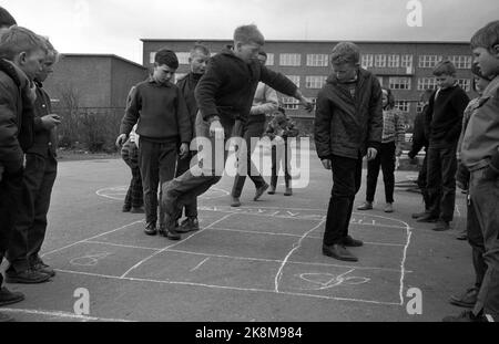 Oslo 196404 Kinder bei Marienlyst in Oslo springen Paradies, hier sind Jungen Spielzeug. Stud. Mag. Art. Åse Astrup (Åse Enerstvedt) sammelt als erstes im Land Material für einen Master-Abschluss über norwegisches Outdoor-Kinderspielzeug. Foto Sverre A. Børretzen / Aktuell / NTB Stockfoto