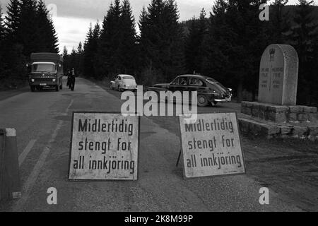 Hadeland 1963. September drei Gefangene sind aus dem Bots-Gefängnis in Oslo geflohen. Hunderte von Polizisten und Militärs mit Maoren, automatischen Waffen und Gewehren jagen in den Hadelands Tracts nach den entflohenen Gefangenen. Während der Jagd wurden Straßen gesperrt. Vorübergehend für alle Zufahrten geschlossen, Foto: Svein Bakken, Ivar Aaserud, Sverre A. Børretzen, Aage Storløkken / Current / NTB Stockfoto