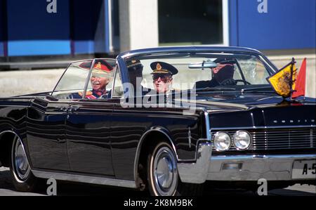 Fornebu 2. Mai 1990. König Olav begrüßt seinen Gast, Großherzog Jean von Luxemburg, in Fornebu. Hier verlassen sie den Flughafen in einer Limousine mit Nummernschild A-5. Foto: Bjørn-Owe Holmberg / NTB / NTB Stockfoto