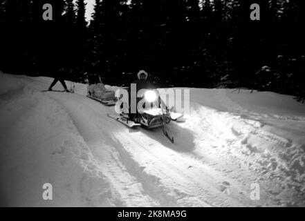 Golsfjellet, Ostern 1962: Achttausend kümmert sich. Das Rote Kreuz ist auf dem Osterberg bereit. Ein junges Mädchen hat eine Blinddarmentzündung in den Bergen. Torstein Rustberggård vom Roten Kreuz zog mit dem Schneemobil des Korps aus. Foto: Bjørn Bjørnsen / Current / NTBSCANPIX. Stockfoto