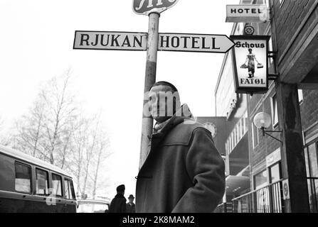 Rjukan Januar 1965 Filmaufnahme von 'Heroes from Telemark' in Rjukan. Über die schweren Wassersaboteure von Kompani Linge. Sabotage zum Kraftwerk Vemork. Die britische Firma Benton Film posiert mit 120 Mitarbeitern. Die heiße Nummer eins ist der amerikanische Schauspieler Kirk Douglas. Hier steht er vor dem Rjukan Hotel. Signiert mit Schous Fat Bier. Foto: Sverre A. Børretzen / Aktuell / NTB Stockfoto