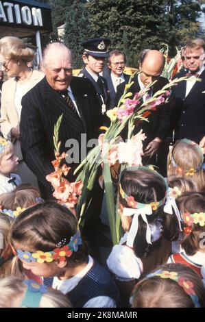 Wien, Österreich September 1982. König Olav bei einem offiziellen Besuch in Österreich. Hier König Olav, der während des Besuchs im Naturschutzgebiet Long Lacke Blumen erhält. Foto: Erik Thorberg NTB / NTB Stockfoto