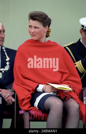 Kristiansand 19910627. - 1991. Juni. Die königliche Familie in Kristiansand. Besuch des Zoos. Hier ist eine ernste Prinzessin Märtha Louise. Rotes Tuch. Foto: Lise Åserud / NTB Stockfoto