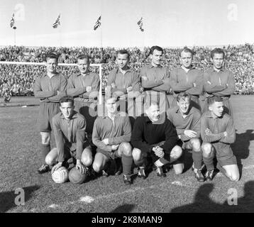 Oslo, 19561021. Das Pokalfinale, Ullevaal Stadium. Larvik Turn - Skeid 1-2. Hier ist das Teambild von Skeid. Z. B. vor Jan Gulbrandsen, Arne Winther, Øivind Johannessen, Knut Gudem und Finn Gundersen. Zurück: Jan Erik Wold, Hans Nordahl, Leif Belgen, Harald Hennum, Jack Farem und Bernhard Johansen. Foto: Jan Stage / NTB / NTB Stockfoto