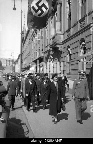 Oslo 1940. September: Studenten und andere Fußgänger am Karl Johans Tor, auf dem Weg zur Immatrikulation am Universitätsplatz. An den Gebäuden entlang Karl Johan hängt eine Fahne mit Kinnkreuz. Deutscher Soldat in Uniform Th. Auf dem Bild. Foto: NTB / NTB Stockfoto