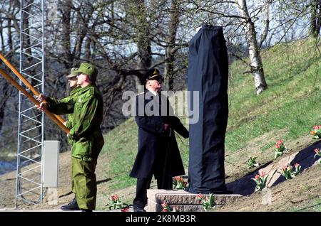 Drøbak, Oscarsborg, 9. April 1990. König Olav enthüllt eine Gedenkstätte für die gefallene Küstenartillerie in Oscarsborg. Premierminister Jan P. Syse ist ebenfalls anwesend und legt einen Kranz an der Gedenkstätte nieder. Hier die Enthüllung der Gedenkstätte. Foto: Morten Hvaal / NTB / NTB Bild # 1 von 4. Stockfoto