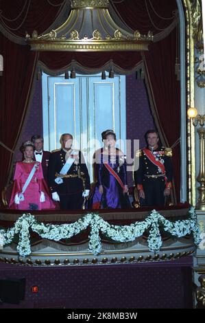 Kopenhagen 19911029 das norwegische Königspaar besucht Dänemark. Galla-Auftritt im Royal Theatre. Aus V: Königin Sonja, König Harald, Königin Margrethe und Prinz Henrik. Foto: Bjørn Sigurdsøn / NTB Stockfoto