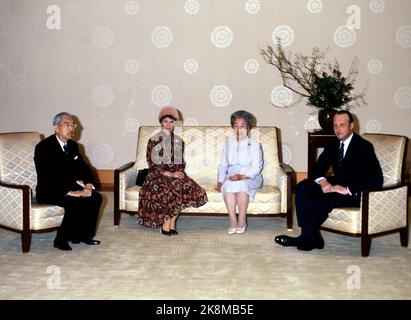 Tokio, Japan 19780209. Kronprinz Harald und Kronprinzessin Sonja besuchen den Osten. Hier bei der Audienz von Kaiser Hirohito und Kaiser Nagako. Foto: Svein Hammerstad NTB / NTB Stockfoto
