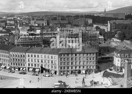 Oslo, September 1934 Bau des Osloer Rathauses. Im Vordergrund 'Sjøgaten', darunter Cafe Heimly, Samson Patisserie, Arnt Amble Hardware, Alf Norby Musik und Photo und Cafe Bien. In letzterem Gebäude hatten die Rathausarchitekten ein Büro im 4.. Stock im Hintergrund Victoria Terrace und The Palace sowie die Kuppel am Circus Verdensteater und Klingenberghaven. Foto: NTB / NTB Oslo September 1934: Aus dem Bau des Osloer Rathauses. Straße Sjøgaten vor dem Hotel. Foto: NTB/ NTB Stockfoto