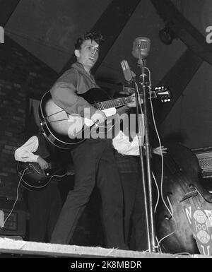 Oslo 19580820 Nordic Rock Wettbewerb im Jordal Amfi in Oslo. Rockmusiker traten vor einem großen und begeisterten Publikum gegeneinander an. Hier per Elvis alias per Granberg in Aktion mit Gitarre. Foto: Jan Nordby / NTB / NTB Stockfoto