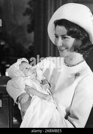 Oslo 19711019 Prinzessin Märtha Louise - Taufe. Fotografie auf dem Schloss. Hier Kronprinzessin Sonja mit dem Taufkind. Das Taufkleid wird von der Großmutter von Kronprinz Harald, Prinzessin Ingeborg von Schweden, genäht. NTB-Foto / NTB Stockfoto